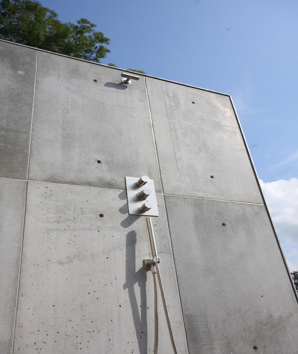 Buitendouche met achterwand van betonnen wandpanelen van ConcreetDesign #beton #tuin