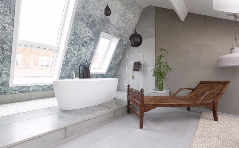 Metamorfose van de zolder tot badkamer in programma Verbouwen of Verhuizen met vrijstaand bad Maya by Dado van JEE-O #badkamer #design
