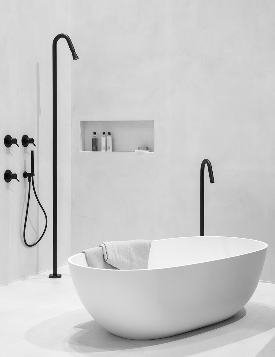 Trend: zwart in de badkamer. Zwarte kranen en douche uit de Slimline Black kranenserie - design by JEE-O