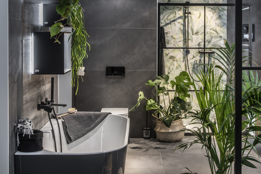 Badkamertrends: zwarte badkamer, groene planten. Villeroy Boch #badkamertrends #badkamer #badkamerinspiratie #zwart #groen