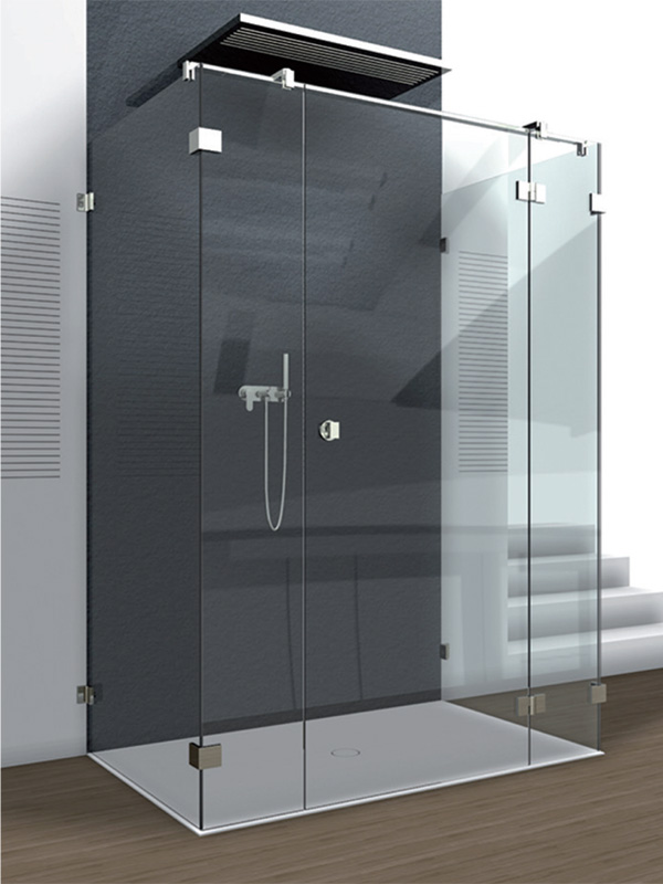 Douche met op maat gemaakte douchedeuren van Aquaconcept uit de Personallijn Style Concept serie 175 - Draaideur op 90° scharnieren aan een vaststaand deurdeel met in het verlengde een vaststaand paneel. 