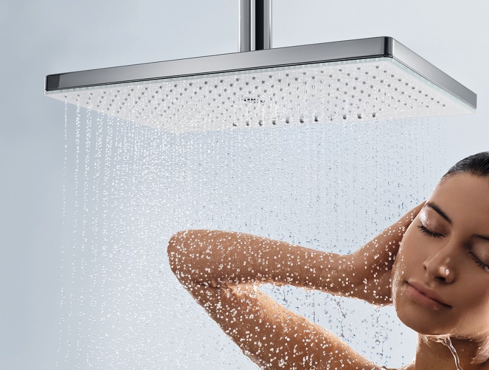 Design hoofddouche met glasplaat - Rainmaker Select van Hansgrohe. Een blikvanger in de #badkamer #douche