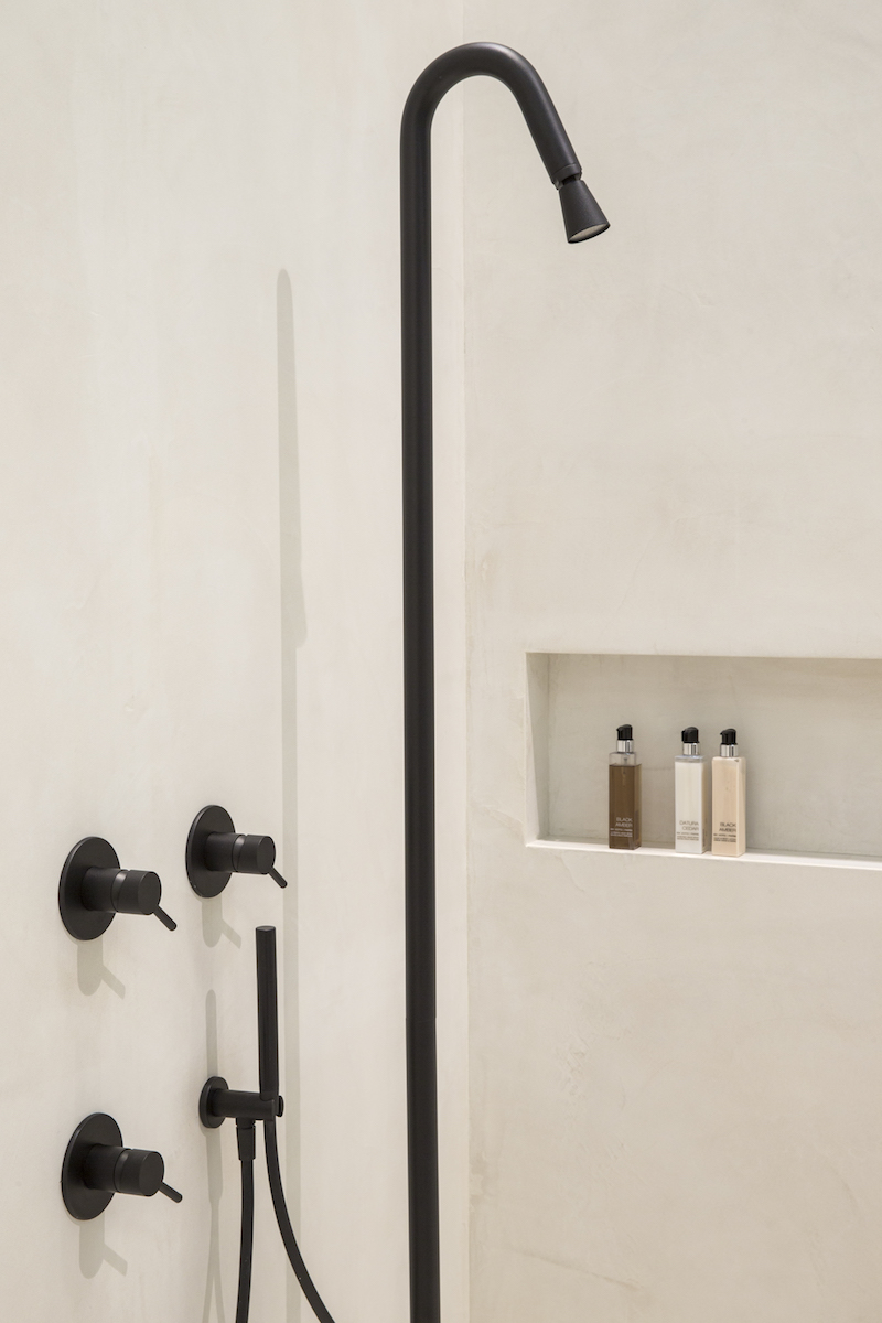 Design voor de badkamer. Douche en kranen uit de nieuwe Jee-O slimline series structured Black. Fotografie Denise Keus bij Stijlvol Wonen huis op de vt wonen beurs