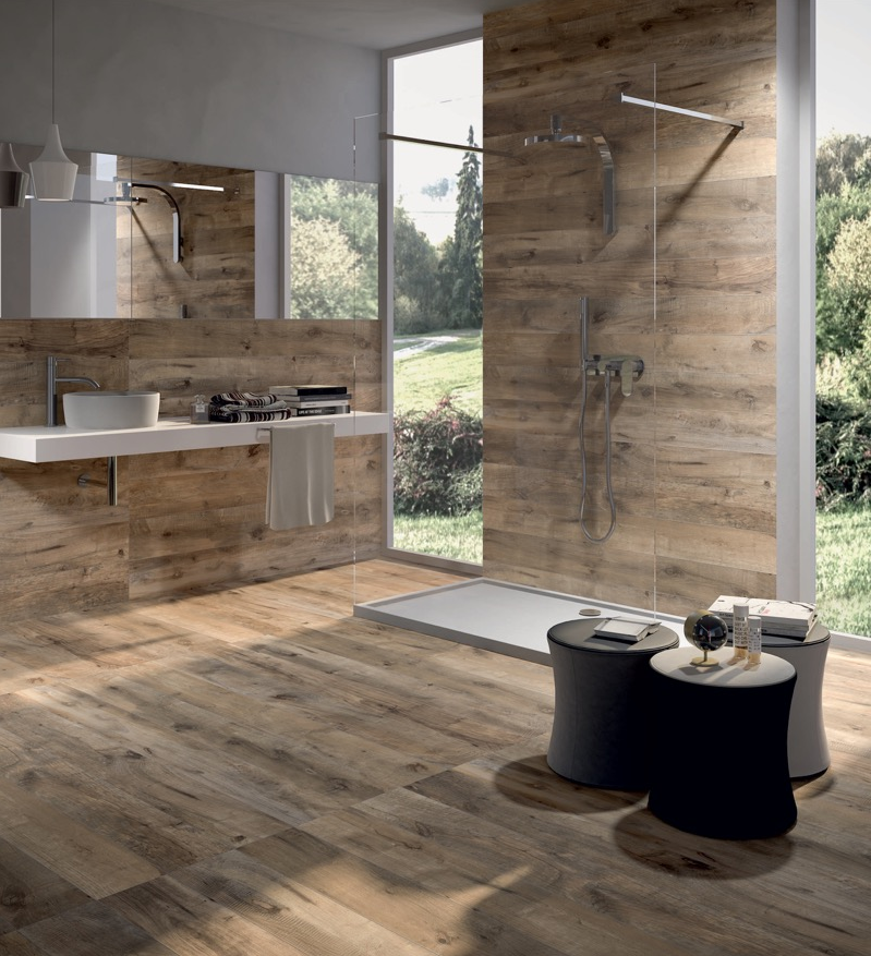 Tegels voor de badkamer: tegels van keramiek met houtlook. Trends en tips via Mijn BAD