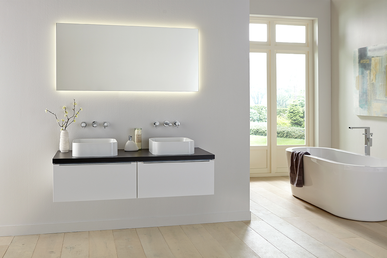 Wit badkamermeubel Exclusive XL met LED verlichting rondom de spiegel via Primabad