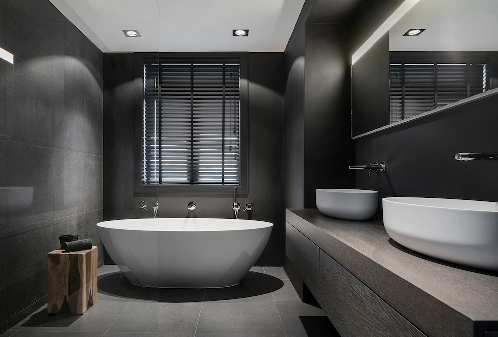 Badkamer met design bad, wastafels en badkamerproducten van Tortu #badkamer #bad #tortu #dutchdesign