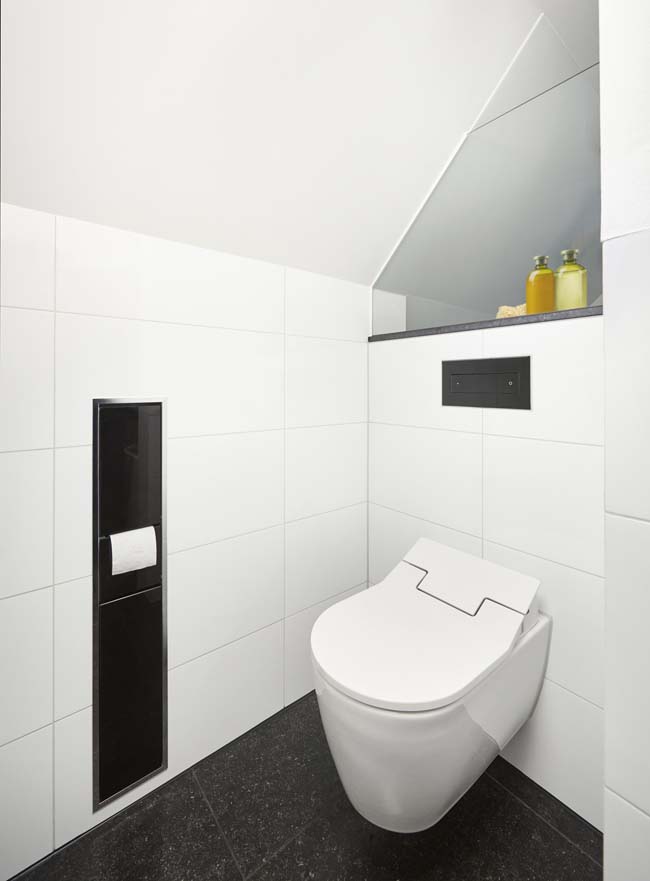 Badkamer onder schuin dak. Toilet met bedieningsplaat uit de Visign for Style serie #toilet #verbouwen #badkamer #viega