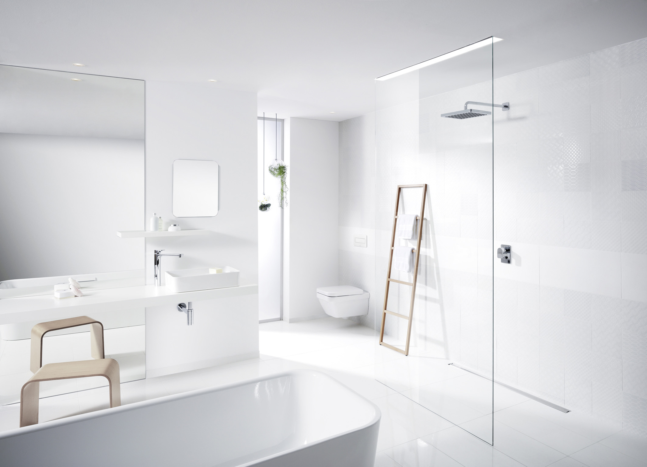Witte badkamer volgens de laatste woontrends met producten van Viega #badkamer #badkamerinspiratie #inloopdouche #viega