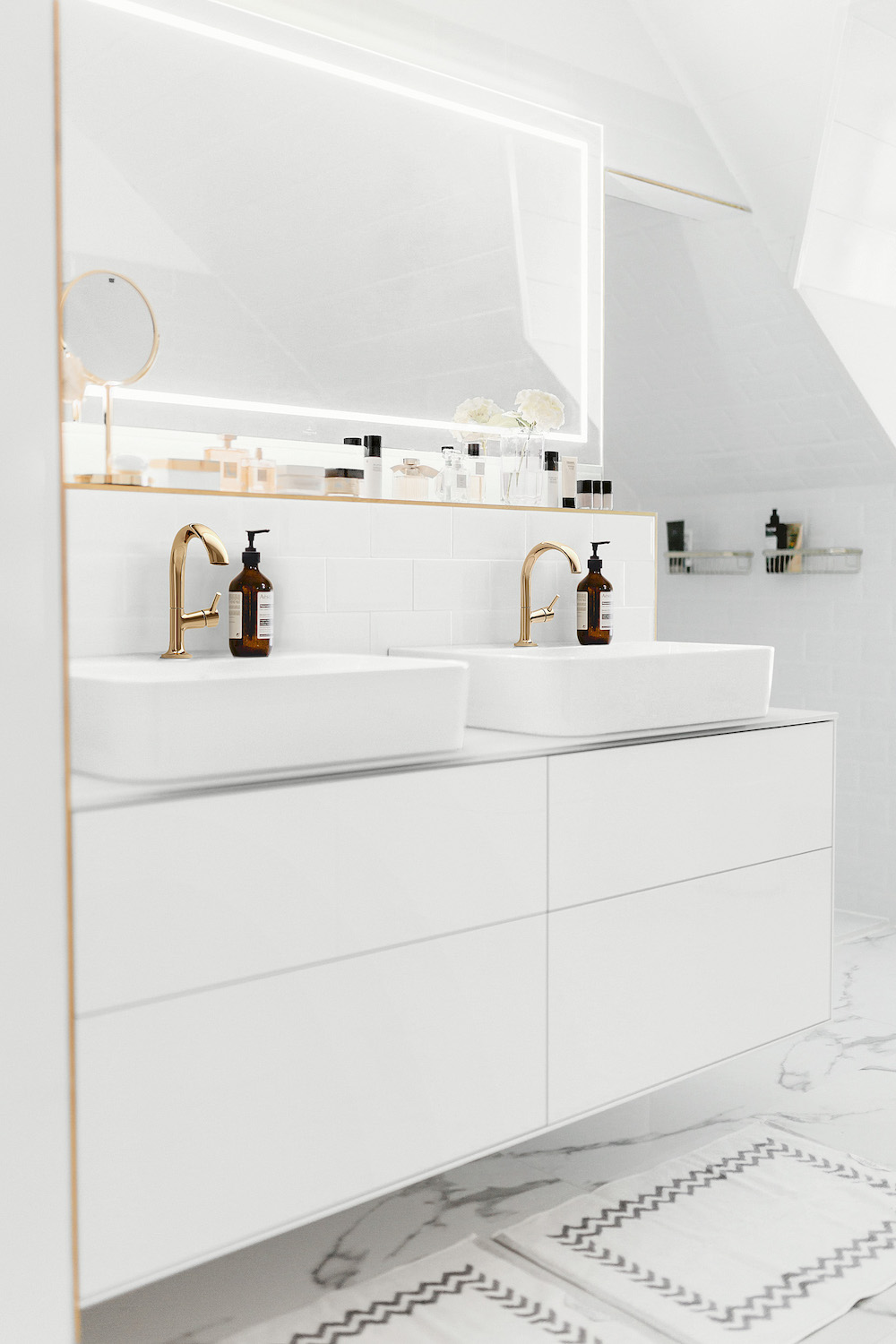 Badkamer inspiratie. Een stijlvolle badkamer met Finion, een complete collectie van Villeroy & Boch #badkamer