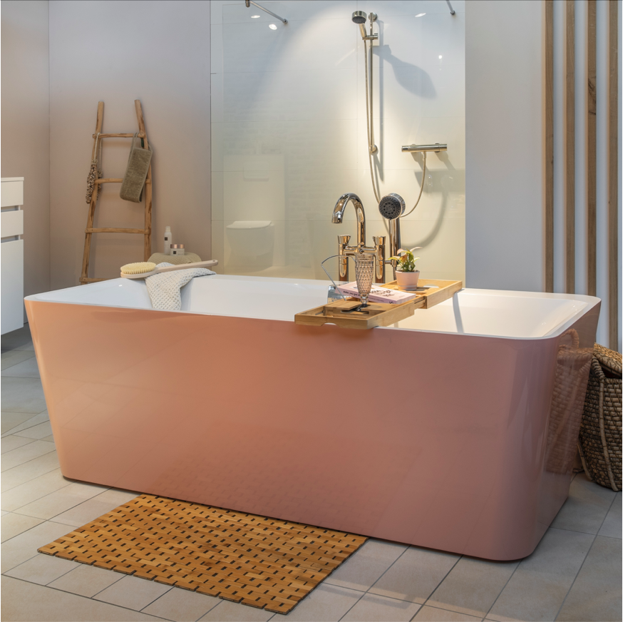 Badkamer met vrijstaand bad Square Edge van Villeroy & Boch #bad #badkamer #badkamerinspiratie #villeroyboch #roze