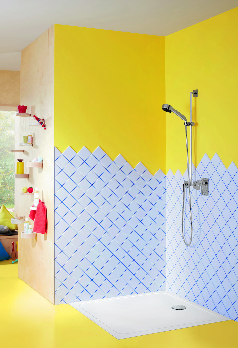 Badkamer met sanitair speciaal voor kinderen van Villeroy & Boch. O.novo innovatieve en kindervriendelijke sanitair-collectie #villeroyboch #onovo #kinderen #badkamer #douche #kinderdouche #kinderbadkamer #badkamerinspiratie #kleur