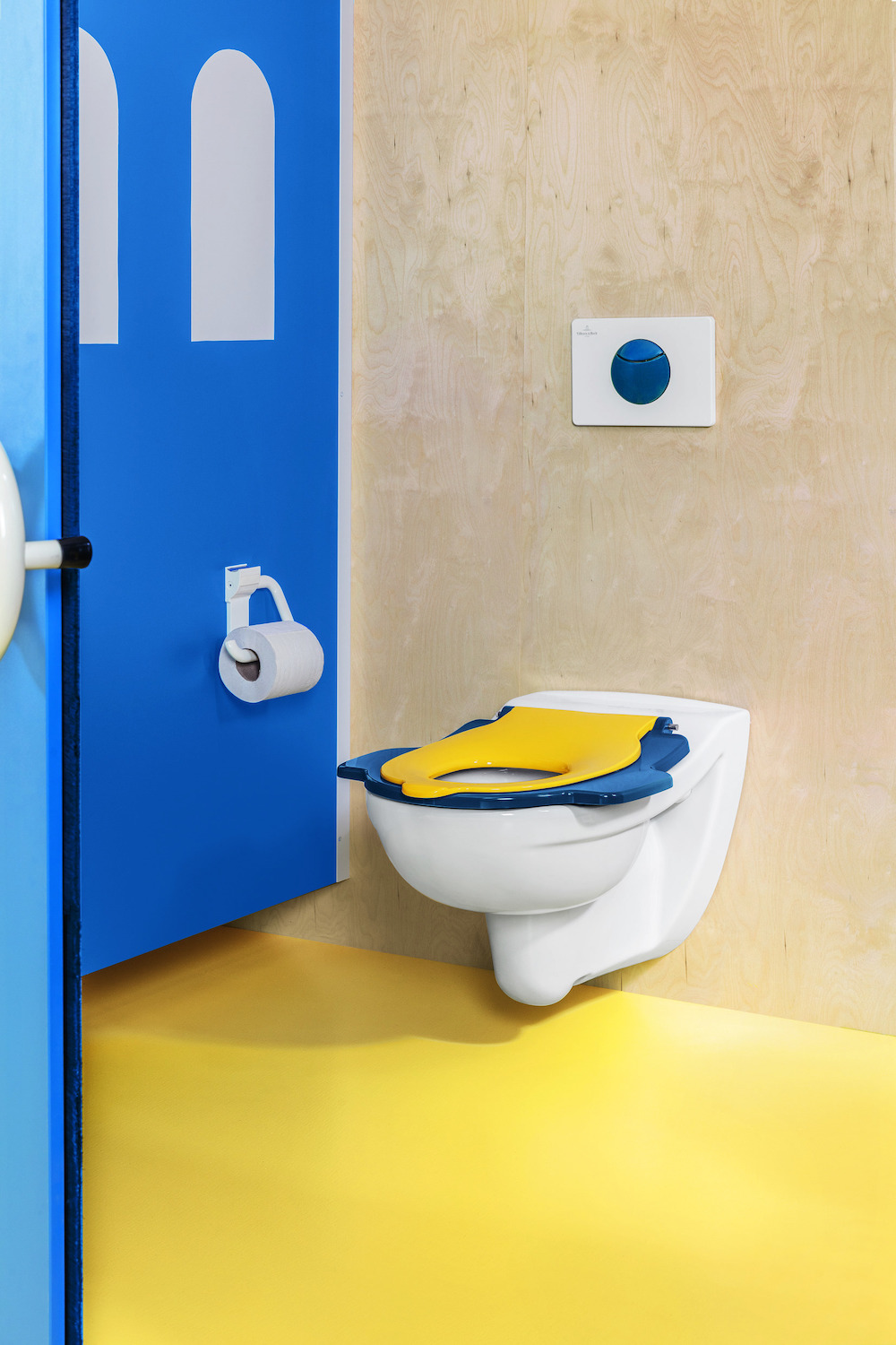 Badkamer met sanitair speciaal voor kinderen van Villeroy & Boch. O.novo innovatieve en kindervriendelijke sanitair-collectie #villeroyboch #onovo #kinderen #badkamer #toilet #kindertoilet #kinderbadkamer #badkamerinspiratie #kleur
