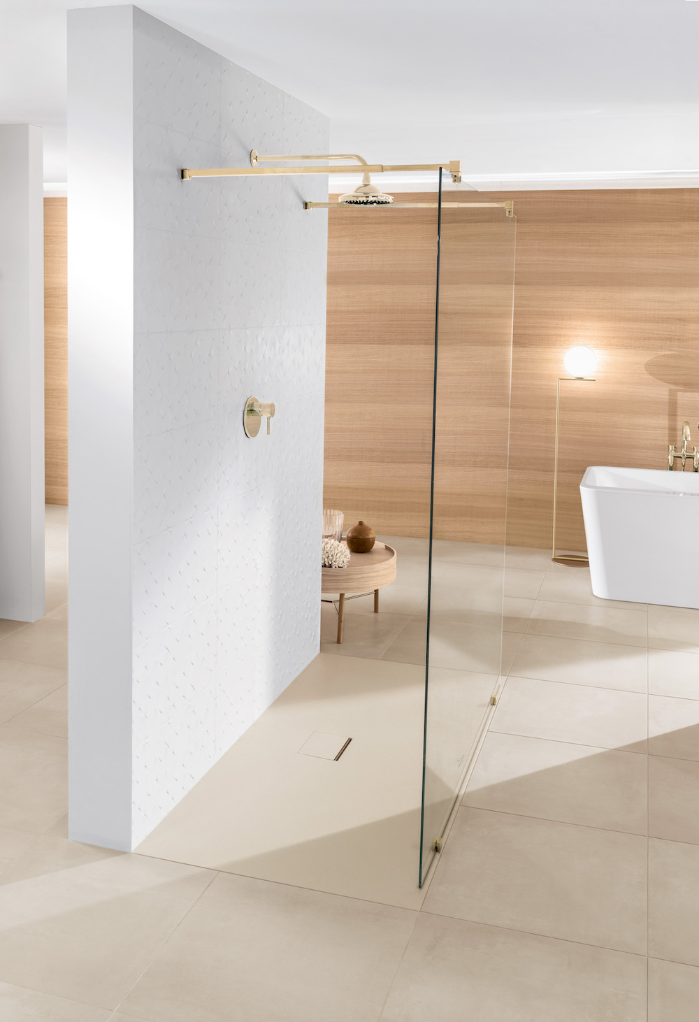 Inloopdouche met douchevloer Squaro Infinity van Villeroy & Boch. Door materiaal Quaryl kan deze douchevloer zich aan vrijwel elke ruimtelijke situatie aanpassen. #badkamer #douche