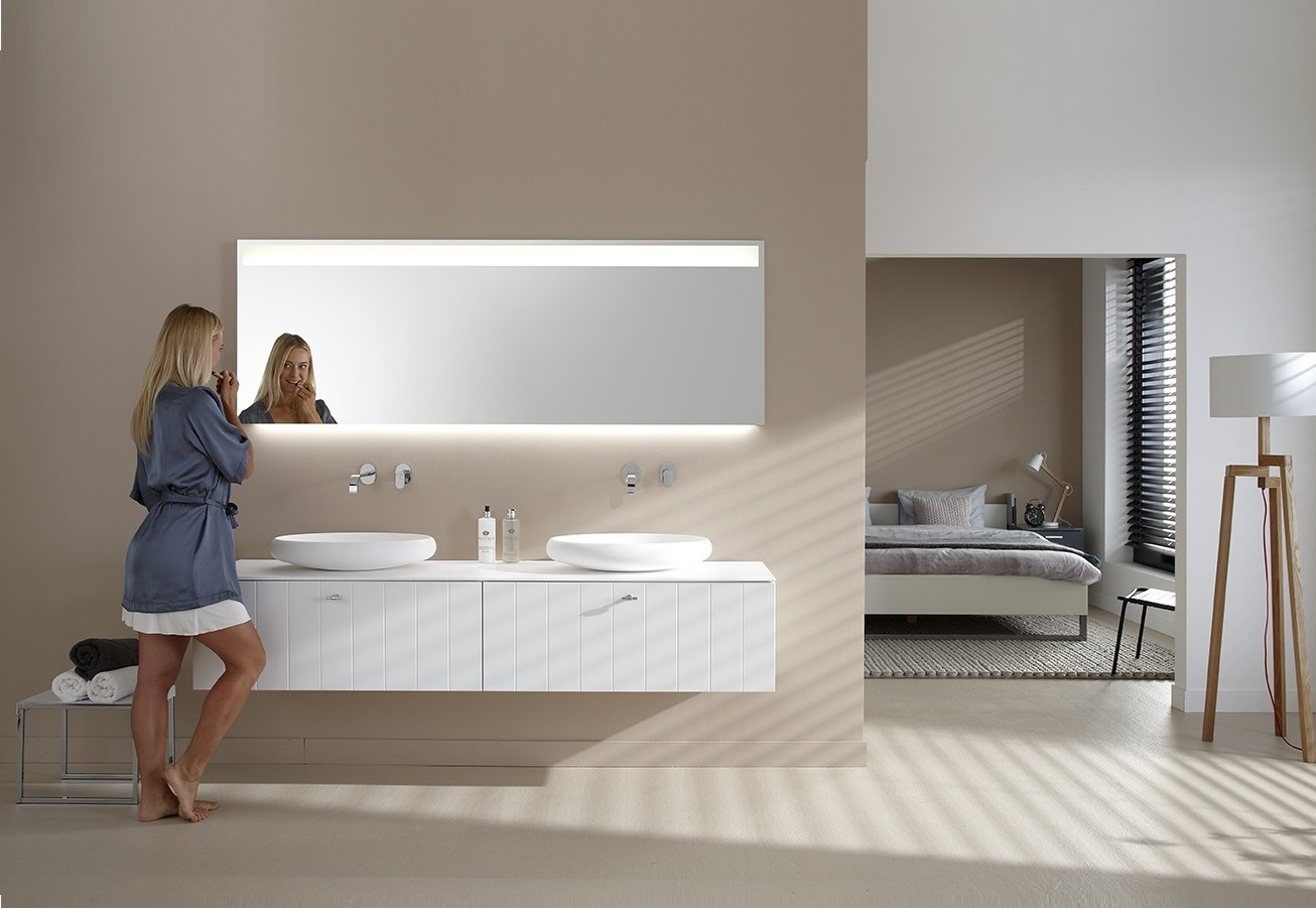 Badkamermeubel Solid X met LED spiegel BigLine van Thebalux met verlichting aan de onderzijde en bovenin de spiegel.