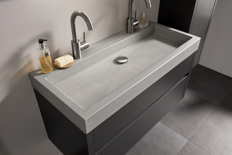 Beton in de badkamer: badkamermeubel Beat 2.0 met betonnen wastafel en antraciet meubel #thebalux #badkamer #badkamermeubel #wastafel #beton #badkamertrends