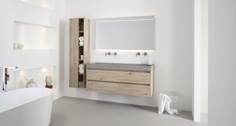 Beton in de badkamer: badkamermeubel Beat 2.0 met betonnen wastafel en meubel van hout #thebalux #badkamer #badkamermeubel #wastafel #beton #badkamertrends