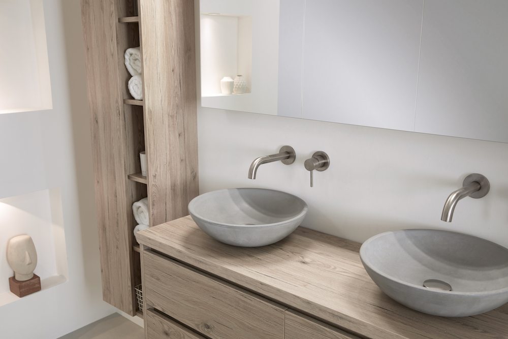 Beton in de badkamer: badkamermeubel Beat 2.0 met betonnen waskommen en meubel van hout #thebalux #badkamer #badkamermeubel #wastafel #beton #badkamertrends