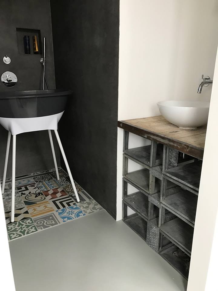 Tegels op de badkamer vloer - patchwork tegels bonte mix van Designtegels.nl #badkamer #pier31