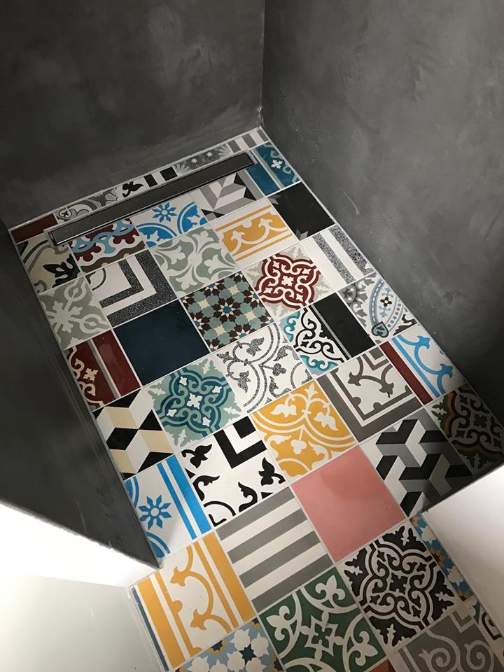 Tegels op de douchevloer - patchwork tegels bonte mix van Designtegels.nl
