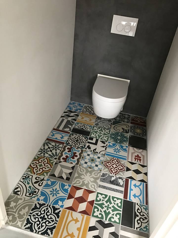 Tegels op de vloer van het toilet- patchwork tegels bonte mix van Designtegels.nl #tegelvloer