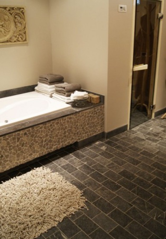 Badkamer met natuursteen - via Nieuwenhuizen natuursteen