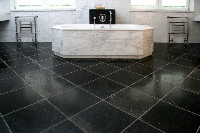 Badkamer met natuursteen vloer Arabescato - via Nieuwenhuizen natuursteen