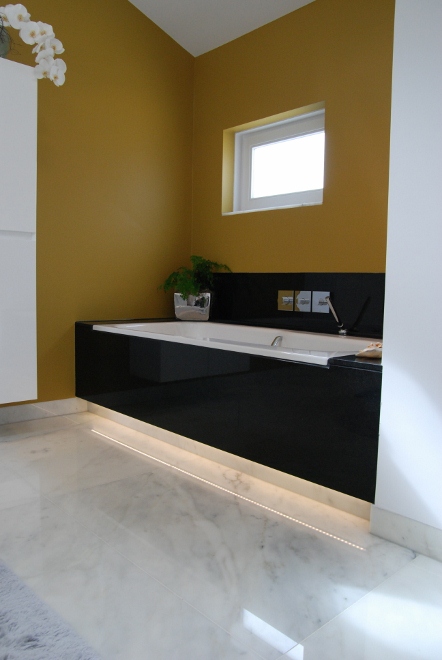 Badkamer met marmeren vloer via Nieuwenhuizen natuursteen