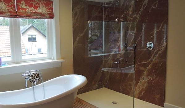 Badkamer met marmer Rosso Alicanto via Nieuwenhuizen Natuursteen